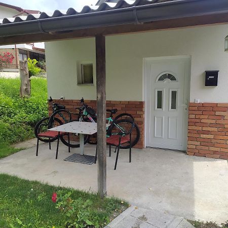 Lenilenii Bungalow Jajce Buitenkant foto