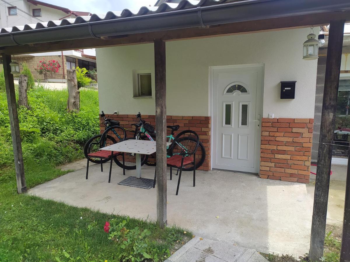 Lenilenii Bungalow Jajce Buitenkant foto